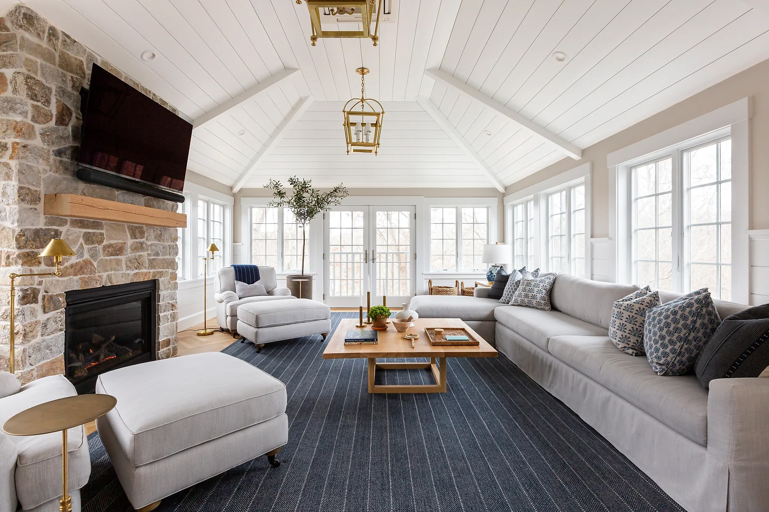 KellyMcGuillHome_NorthFalmouth_LivingRoom_HighCeiling_InteriorDesign